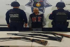 Hombre en posesión de tres escopetas es asegurado por la policía en Atlixco