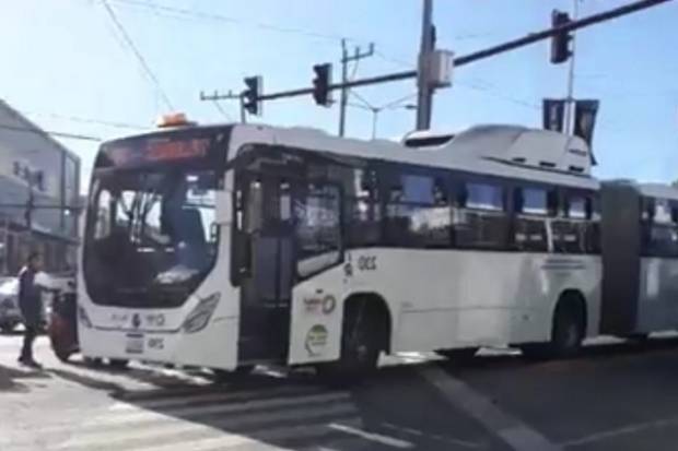 Vehículo dio vuelta prohibida y RUTA lo impactó frente a Plaza Crystal