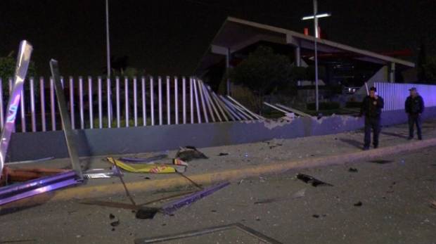 Camioneta volcó y se calcinó en iglesia del Camino de la Vía Atlixcáyotl