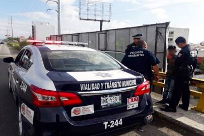 Policías de Cholula evitaron que persona se arrojara de puente del Periférico