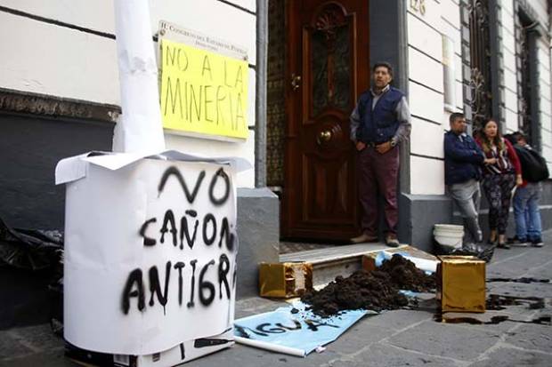 Dejan estiércol en el Congreso de Puebla para protestar contra Granjas Carroll