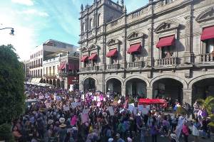 Cientos de mujeres exigen justicia por delitos de género en Puebla