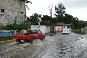 Lluvias dejan calles inundadas en Puebla