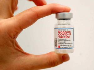 Moderna presume efectividad de hasta 100% de vacuna COVID en adolescentes