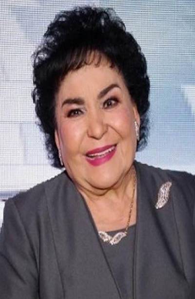 Operan con éxito a Carmen Salinas y se mantiene en coma