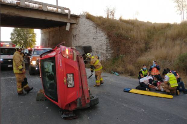 Cae vehículo de puente de la carretera federal a Tlaxcala; cuatro heridos