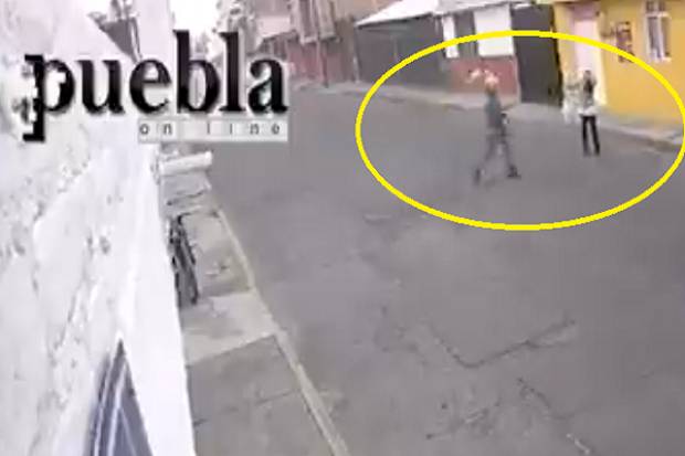 VIDEO: Mujer es atracada por pareja de motociclistas en Puebla