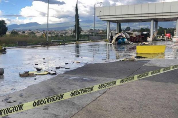 Pipa colisiona contra caseta de San Marcos en la autopista México-Puebla