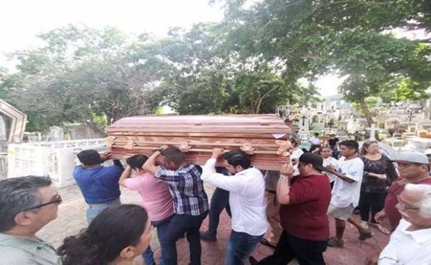 Con aplausos y música sepultan a víctimas de la masacre de Coatzacoalcos