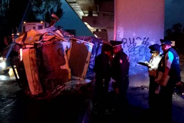 Muere hombre al volcar y colisionar contra poste en la autopista México-Puebla