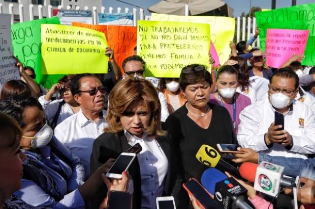 Protesta personal de hospitales de Puebla por falta de insumos para coronavirus