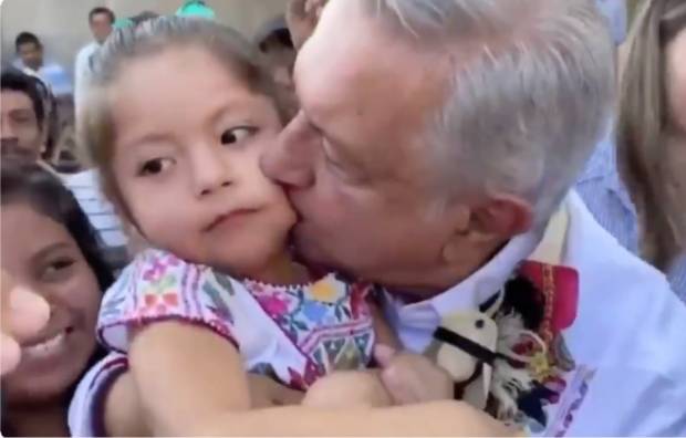 Tunden en redes a AMLO por besar a niña