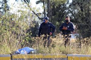 Hallan cadáver en camellón de la autopista México-Puebla