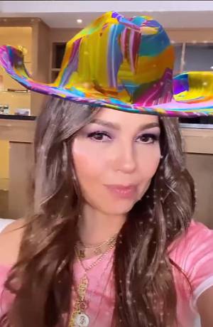 Thalía juega con filtro de vaquera en redes sociales