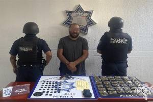 Vendedor de droga es detenido abordo de vehículo robado en Huejotzingo