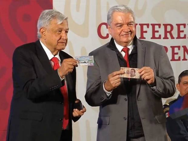 Inicia distribución de boletos para rifa de AMLO, él adquiere primer “cachito”