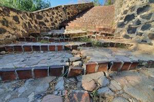 Crecen daños en escalinata de pirámide de Cholula, por olvido de Pérez Popoca