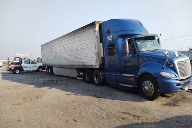 Policía Estatal recupera camión de carga robado en la autopista Puebla-Orizaba