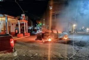 FOTOS: Queman patrulla y retienen a dos policías en Santa María Moyotzingo