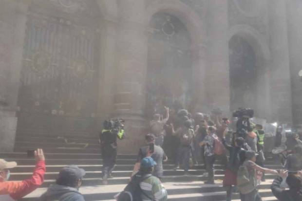 Manifestantes irrumpen sede del Congreso de la CDMX y enfrentan a policías