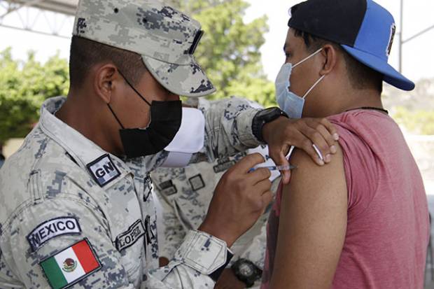 ¡No te confíes! Dan positivo a COVID-19 más de mil vacunados en Puebla