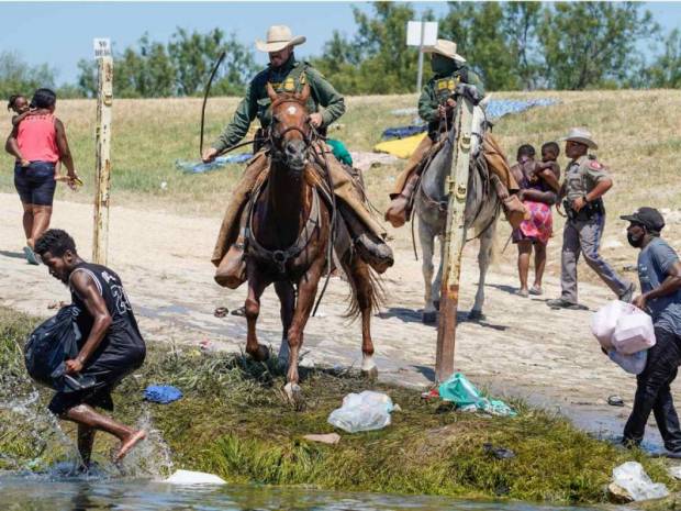 EU investiga a agentes de migración a caballo persiguiendo haitianos en la frontera