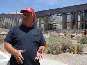 Gringo loquito construye su propio muro con México
