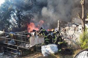 Acaba fuego con vivienda donde guardaban material reciclable en Barranca Honda
