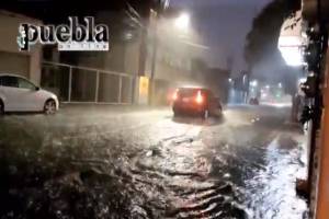 VIDEO: Lluvia y granizo inundan calles de Puebla