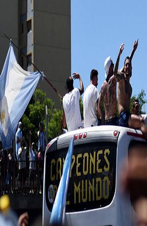 VIDEO: Aficionado cae de un puente al saltar al camión de la selección argentina