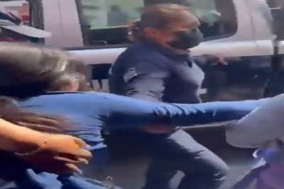 VIDEO: Otro abuso de policías de Izúcar; ahora golpean a &quot;peligrosas&quot; comerciantes
