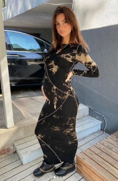 Emily Ratajkowski modela vestidos para su embarazo en redes
