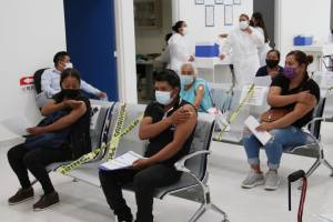 Puebla se mantienen en último lugar de vacunación COVID