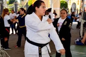 En Cuautlancingo cientos de mujeres recibieron clases gratis de defensa personal