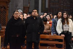 Gobernador de Puebla acudió a misa dominical encabezada por el arzobispo