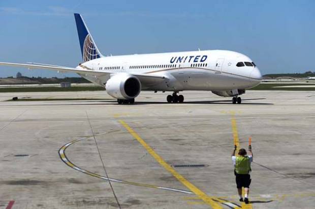 United Airlines empieza a transportar vacunas Pfizer contra COVID-19