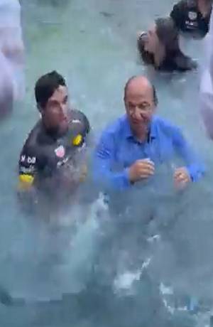 VIDEO: Checo Pérez celebra triunfo en Mónaco con Felipe Calderón