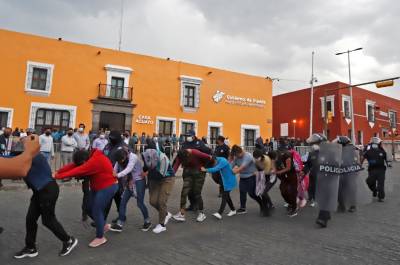 VIDEO: Desalojan a normalistas y porros de Casa Aguayo