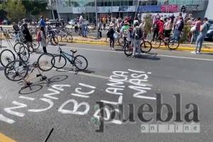 VIDEO: Ciclistas cierran la Recta a Cholula y colocan bici blanca en memoria de joven atropellado