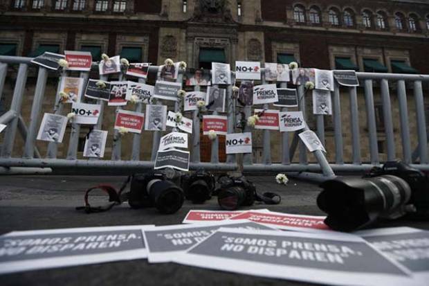 Colocan memorial para periodistas frente a Palacio Nacional; también protestan en Puebla