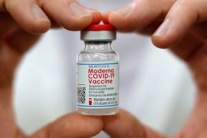 Pide Moderna autorización de vacuna contra nuevas variantes de COVID-19