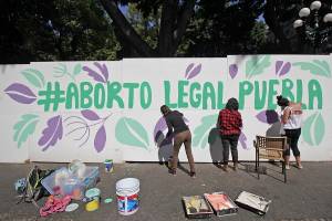 Feministas pintan muro del zócalo a favor de la legalización del aborto en Puebla