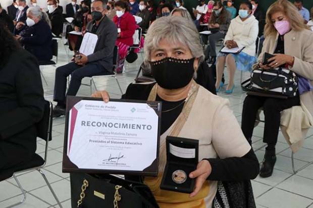 SEP Puebla entregó medallas a docentes con 40 años de servicio