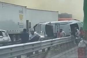 VIDEO: Dos muertos y una decena de lesionados en la autopista Puebla-Orizaba