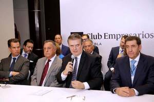 Marcelo Ebrard se placea por Puebla; se reúne con empresarios y el gobernador