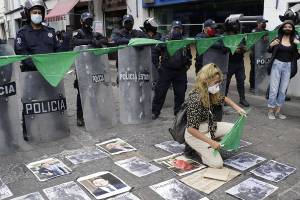 Feministas y familias de desaparecidos protestan en el Congreso de Puebla