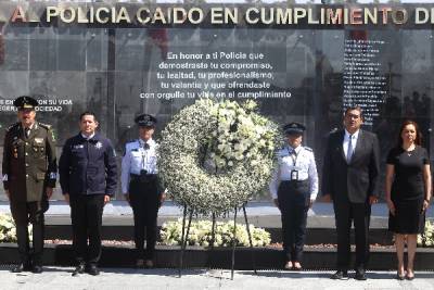 Encabeza gobernador homenaje póstumo a policías caídos en Jolalpan