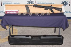 Decomisan fusil AR-15 y más de 300 cartuchos en Hummer abandonada en Las Cuartillas