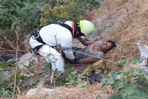 Rescatan a dos personas que cayeron a una barranca en Puebla