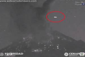 VIDEO: Aparece objeto volador tras explosión del Popocatépetl
